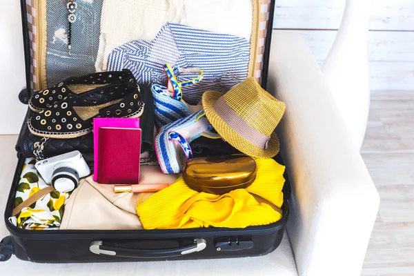 Spakowane walizki na wakacje — Zdjęcie stockowe