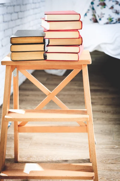 Libros en escritorio de madera —  Fotos de Stock