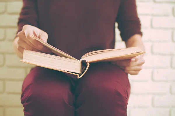 Mujer leyendo el libro —  Fotos de Stock