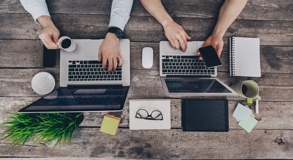 iş adamları bilgisayarlarda çalışma