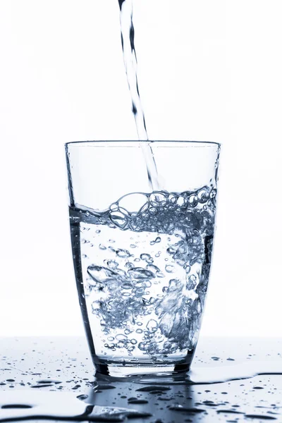 Wasser spritzt aus Glas — Stockfoto