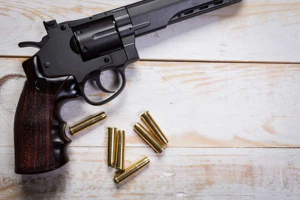 Pistola de mão com balas em mesas — Fotografia de Stock