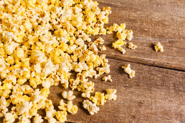 Stapel pluizig gouden Popcorn — Stockfoto