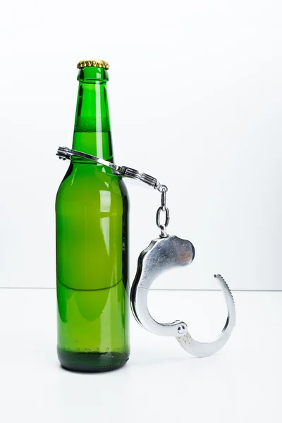 Pivní láhev s pouty — Stock fotografie