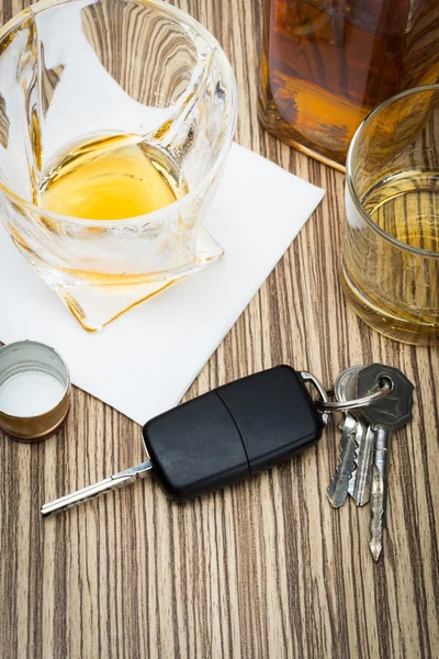 Alcool et clés de voiture sur le bar — Photo