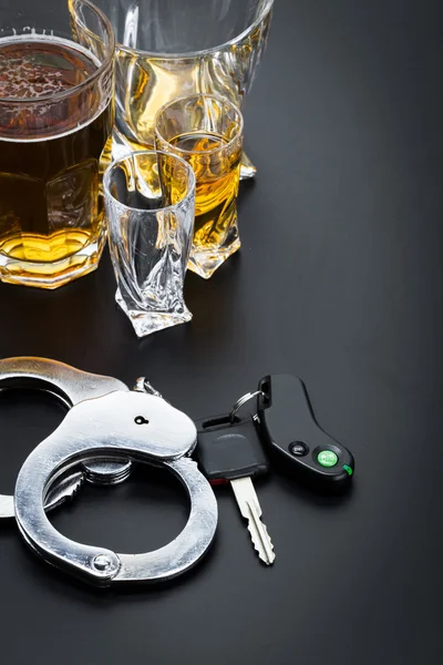Alkohol i samochód klucze na pasek — Zdjęcie stockowe