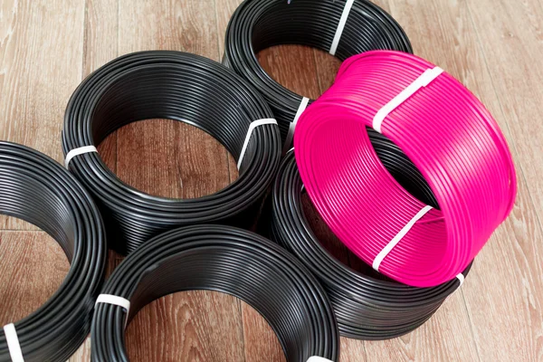 Conjunto de cabos elétricos preto e rosa — Fotografia de Stock