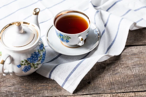 Tetera, taza de té, mantel —  Fotos de Stock