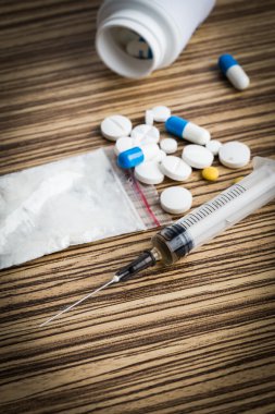 ilaç şırınga ve pişmiş eroin