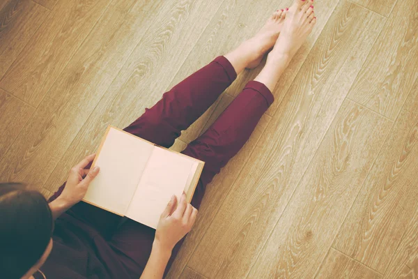 Mulher lendo o livro — Fotografia de Stock