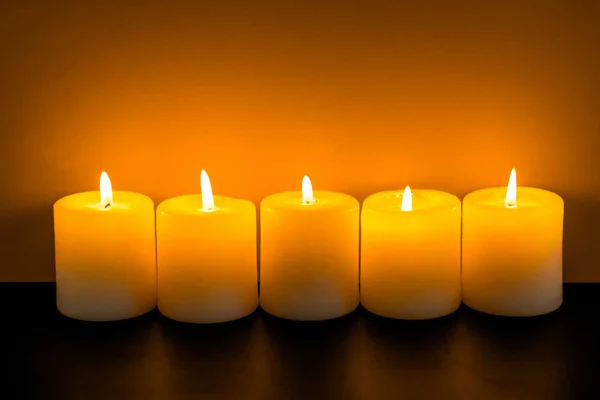Κάψιμο των κεριών στο σκοτάδι — Φωτογραφία Αρχείου