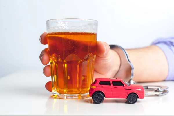Стекло с алкоголем и автомобилем — стоковое фото