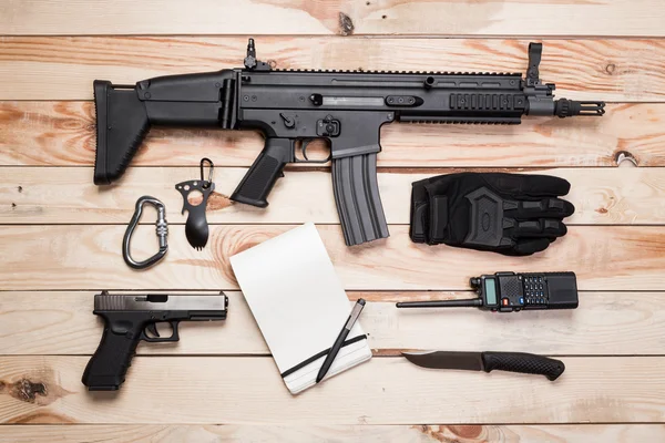 Armas na mesa de madeira — Fotografia de Stock