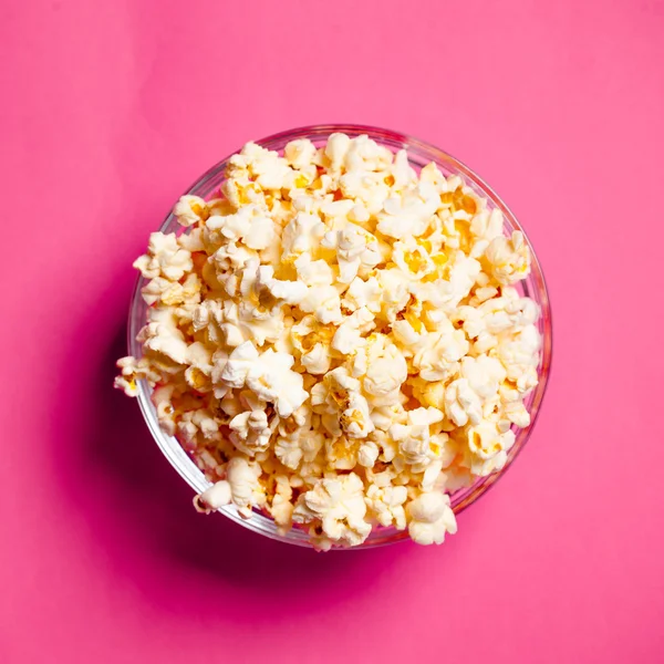 Schüssel mit flauschigem goldenem Popcorn — Stockfoto