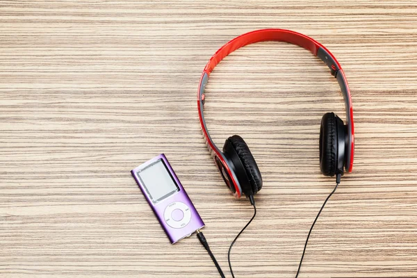 Headphones and ipod on desk — Stock Photo, Image