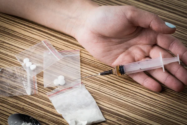 Mão viciada em drogas com seringa — Fotografia de Stock