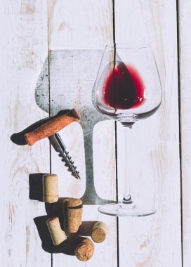 Şarap kadehi, mantarlar ve tirbuşon