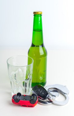 Sarhoş sürüş kavramı - bira, anahtarları ve kelepçe