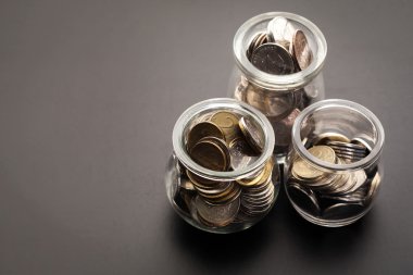 Paraları ile para kavanoz 