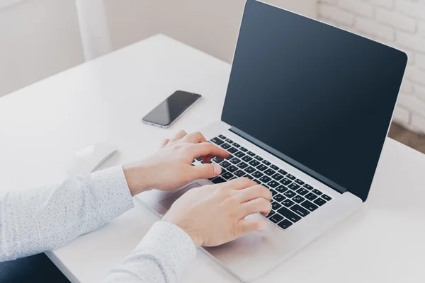 Empresario escribiendo en el ordenador portátil — Foto de Stock