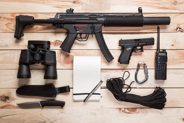 Armas na mesa de madeira — Fotografia de Stock