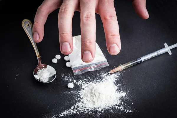 Smutsig hand greppa narkotika — Stockfoto