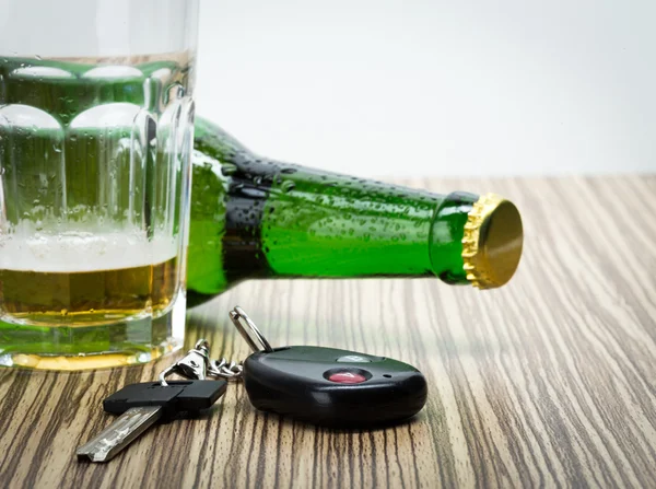 Alkohol und Autoschlüssel — Stockfoto
