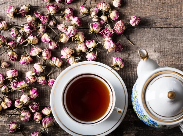빈티지 주전자와 컵 꽃 — 스톡 사진