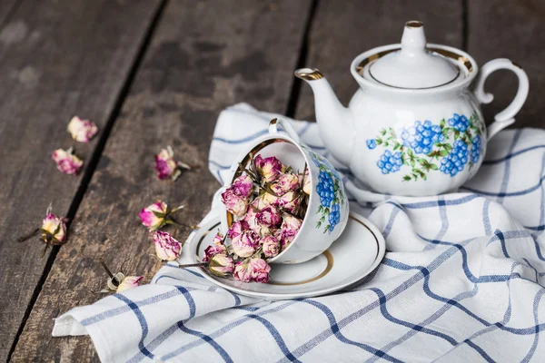 Bule, xícara de chá, toalha de mesa — Fotografia de Stock