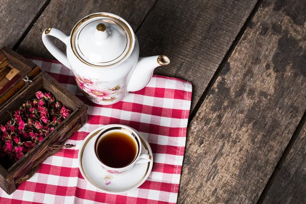 Teekanne, Teetasse, Tischdecke — Stockfoto