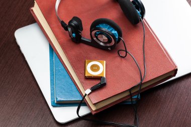 Masa üstünde laptop ile kulaklıklar