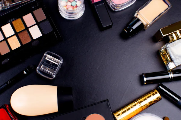 黒いテーブルの上の化粧品 — ストック写真