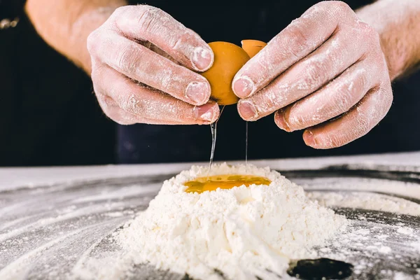 Zawodowe piekarz męskie gotowanie ciasto z jaj — Zdjęcie stockowe