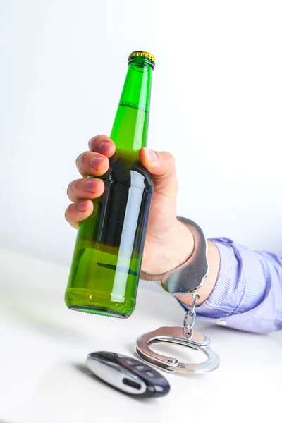 Conceito de Condução Bêbada - Cerveja, Chaves e Algemas — Fotografia de Stock