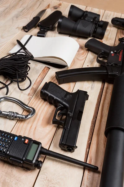 Pistolas en escritorio de madera — Foto de Stock