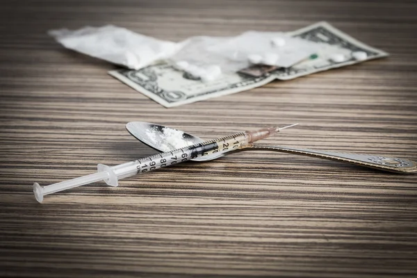 Drogspruta och kokta heroin på sked — Stockfoto