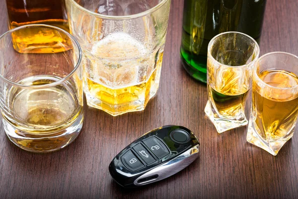 Chave do carro no bar com álcool derramado — Fotografia de Stock