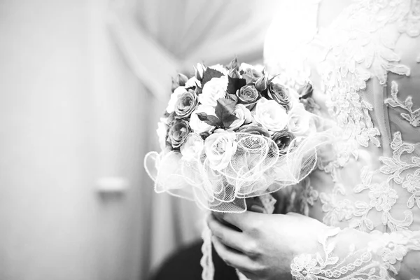 Ramo de boda en las manos de la novia — Foto de Stock