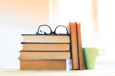 gözlük, kitap ve Kupası