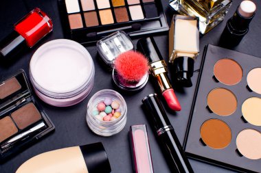 Siyah masada kozmetik