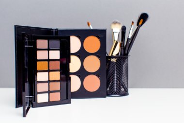 gri zemin üzerine Dekoratif kozmetik