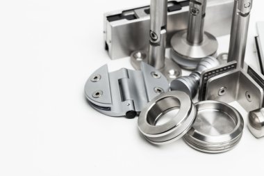 Farklı metal parçalar