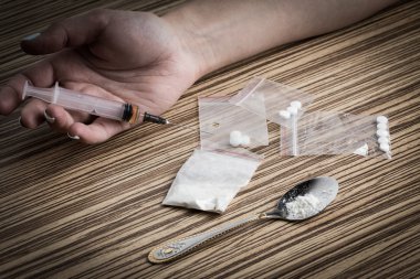 Uyuşturucu bağımlısı el yerde şırınga