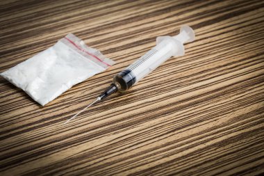 ilaç şırınga ve pişmiş eroin