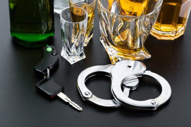 Arabanın anahtarını dökülen alkolle çubuğunda