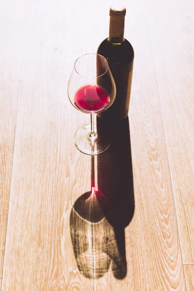 와인 잔과 병 — 스톡 사진