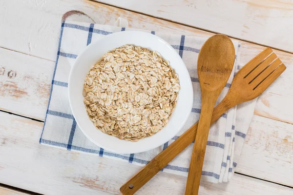 Tigela de mingau de cereal com colher e garfo — Fotografia de Stock