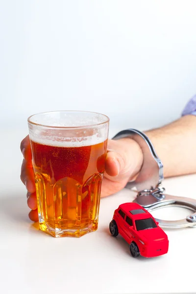 Vidro com álcool e carro — Fotografia de Stock