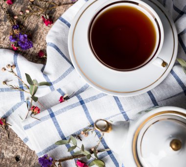 çaydanlık, çay fincanı, masa örtüsü