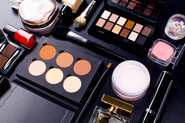 Siyah masada kozmetik
